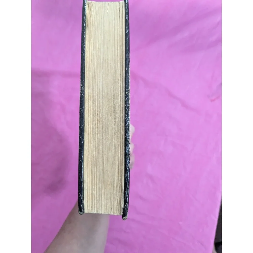 Vintage 1973 THE Living Bible Paraphrased leather like cover‎